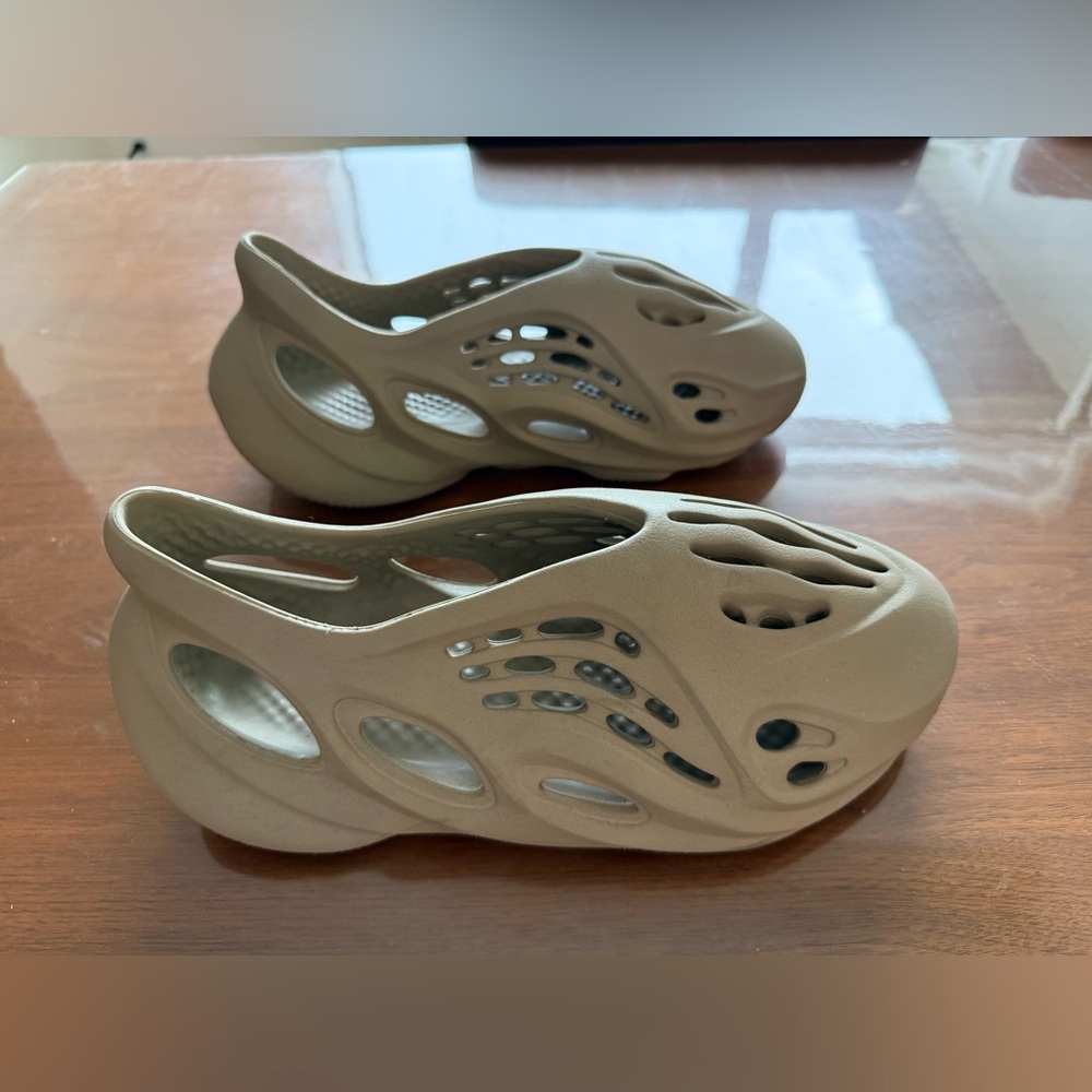 MENS size 10 Yeezy Foam Runner